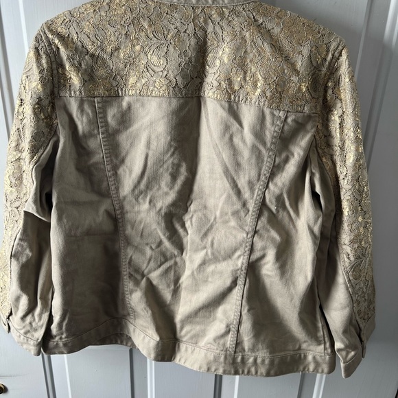 CHICOS Ladies Long Sleeve Jacket, Lace On Front Panel, Upper Back And Sleeves. - Picture 2 of 3
